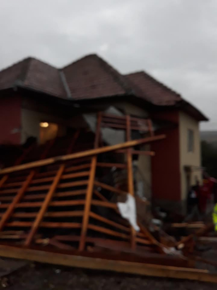 GALERIE FOTO. O casă MUTATĂ DIN LOC de furtuna de ieri: "Situația este gravă"