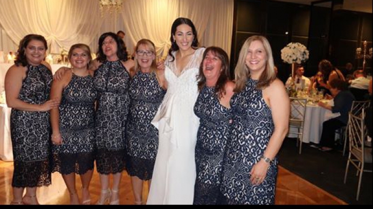 Șase femei au apărut la o nuntă îmbrăcate la fel. Ce a urmat