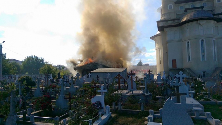 GALERIE FOTO. O biserică din România, în flăcări