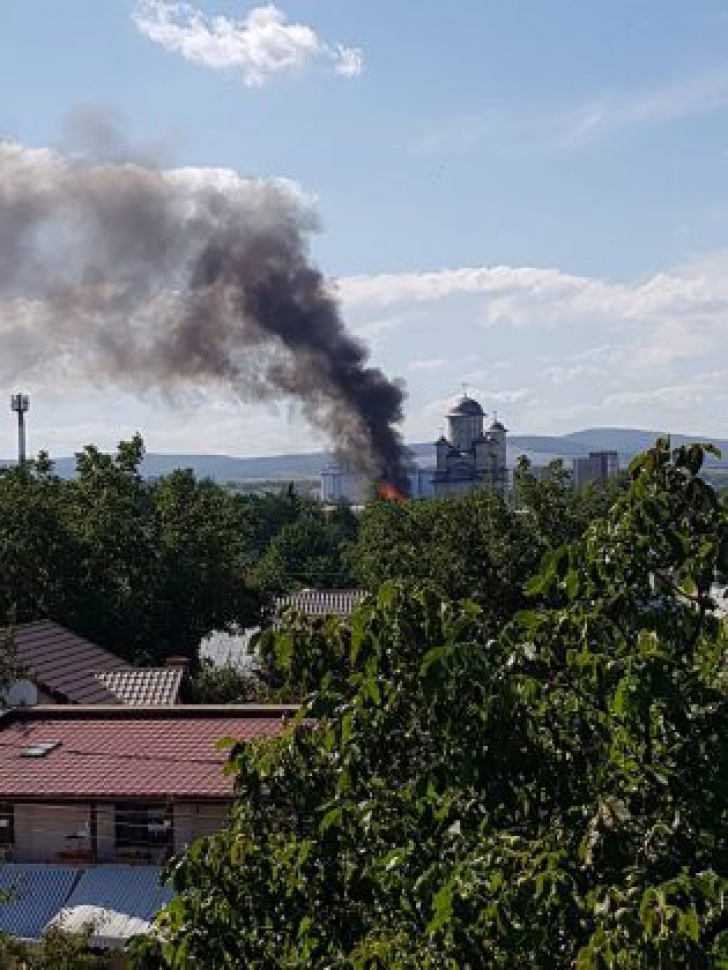 GALERIE FOTO. O biserică din România, în flăcări