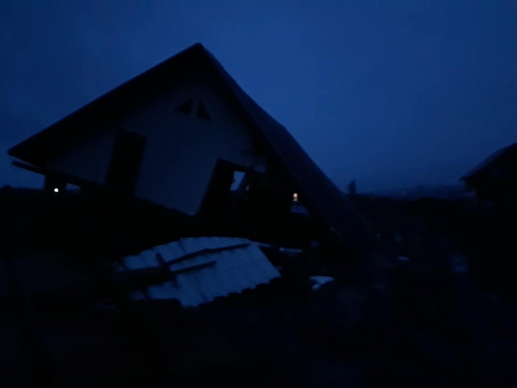 GALERIE FOTO. O casă MUTATĂ DIN LOC de furtuna de ieri: "Situația este gravă"