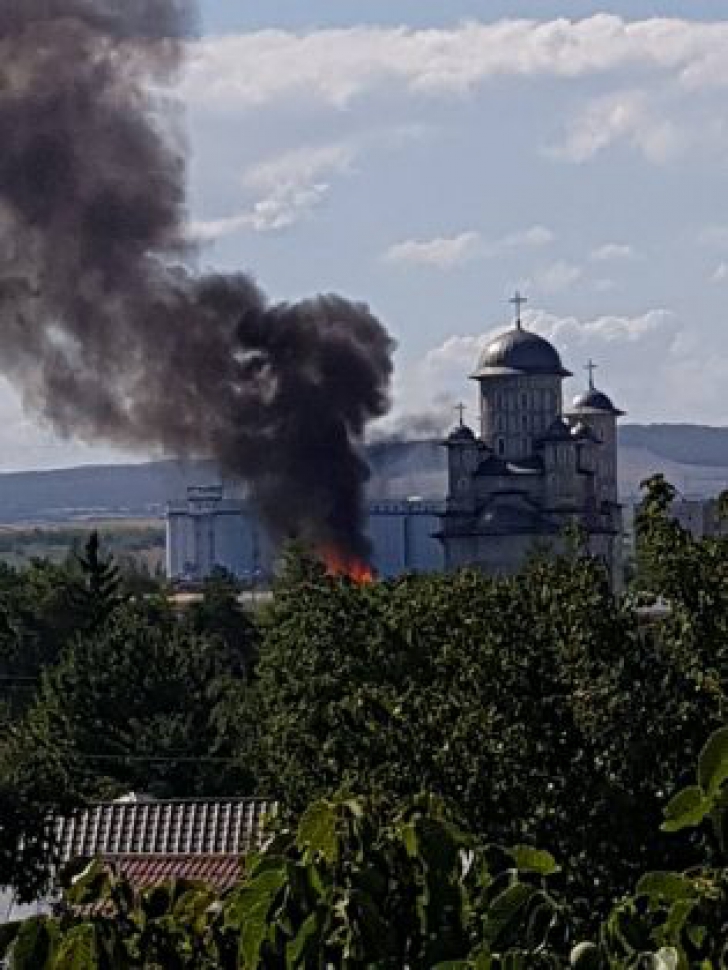 GALERIE FOTO. O biserică din România, în flăcări