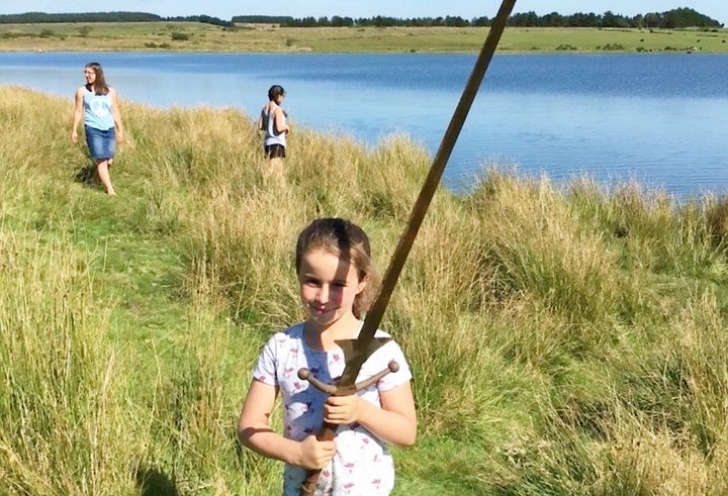 O fetiţă de 7 ani, descoperire INCREDIBILĂ în lacul în care a fost aruncată sabia Regelui Arthur