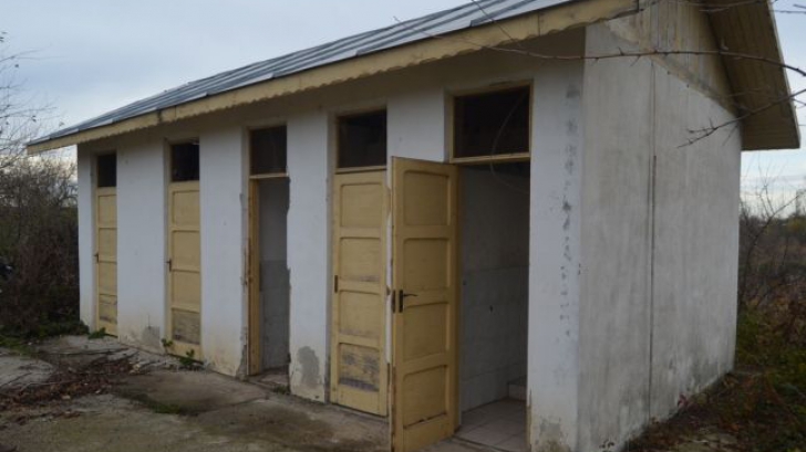 Şcoala din România cu imprimante şi videoproiectoare, dar cu toaleta în curte