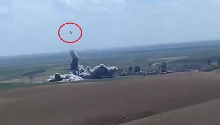 VIDEO ȘOCANT. O mașină capcană a ISIS lovită de o rachetă SUA e proiectată în aer, unde explodează