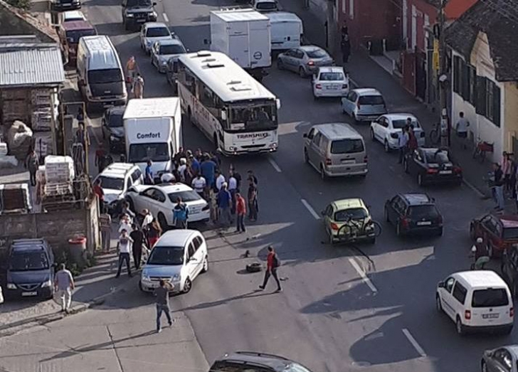 GRAV accident în centrul Sibiului: 5 maşini, implicate. Un pieton, prins între ele: e în stare gravă