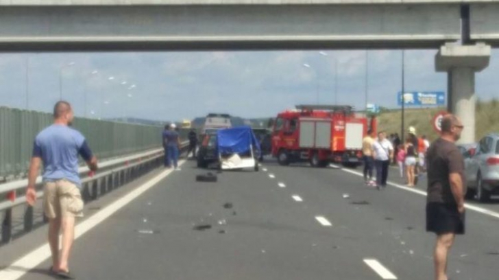 Accident pe Autostrada A1. Un poliţist, în stare gravă după ce a fost acroşat de un TIR 