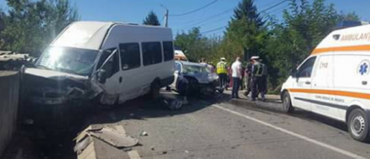 Microbuz de transport persoane, implicat într-un grav accident: 13 victime. Planul roşu, ACTIVAT