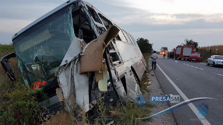 Accident grav cu un autocar în Satu Mare: 13 oameni au fost răniți