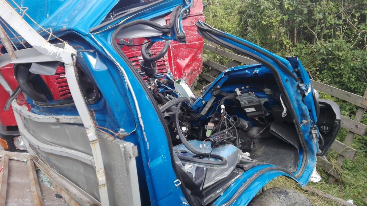 IMPACT DEVASTATOR între o mașină cu butelii de gaz și un camion: un mort