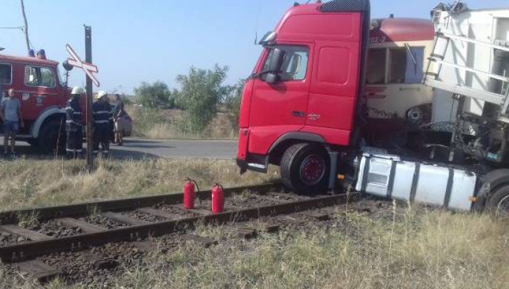 Accident feroviar în județul Timiș. Un tren a deraiat, după ce șoferul unui TIR nu s-a asigurat