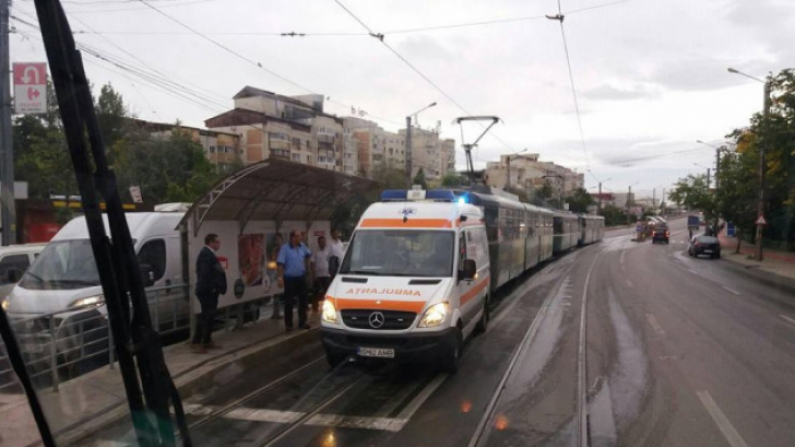 Accident grav în Iași! Femeie călcată de mașină, după ce a coborât din tramvai