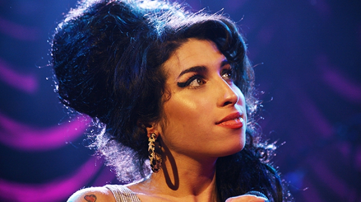 Amy Winehouse ar fi împlinit astăzi 34 de ani