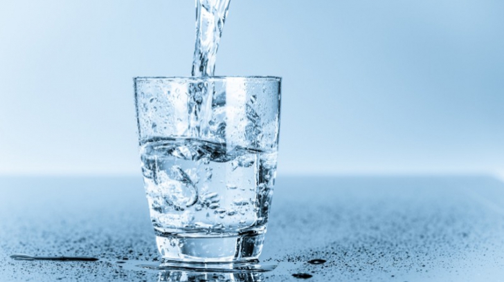 Este periculoasă apa minerală pentru sănătate? Iată ce spun specialiștii