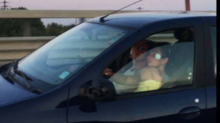 INCONȘTIENȚĂ în trafic! O femeie a condus pe autostradă în timp ce ținea un copil în brațe