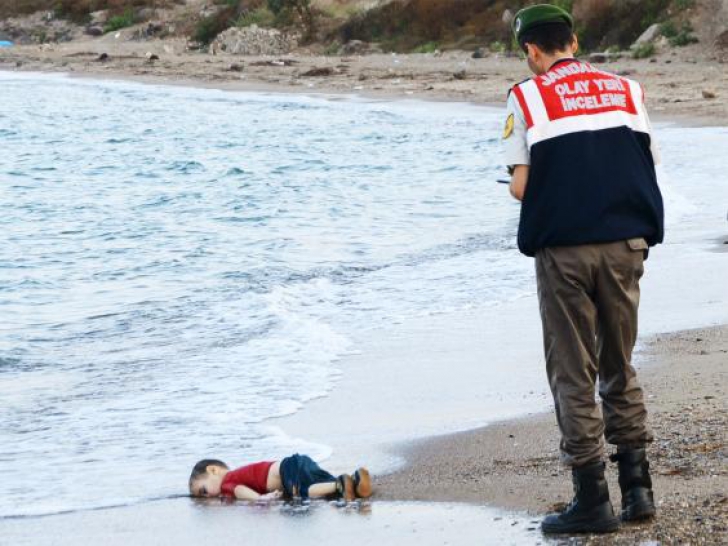 Drama refugiaţilor. Doi ani de la moartea lui Aylan Kurdi, copilul adus de apă, la ţărm 
