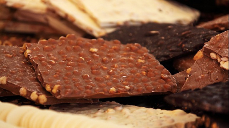 A apărut un nou tip de ciocolată. Este naturală și are culoarea roz