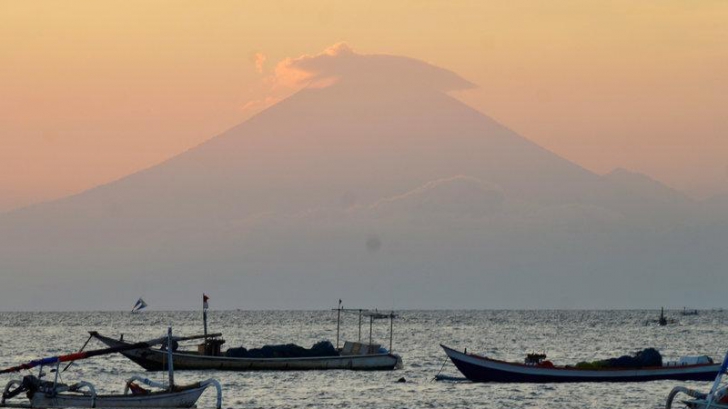 Alertă după ce un vulcan a erupt în insula Bali. Mii de oameni evacuaţi