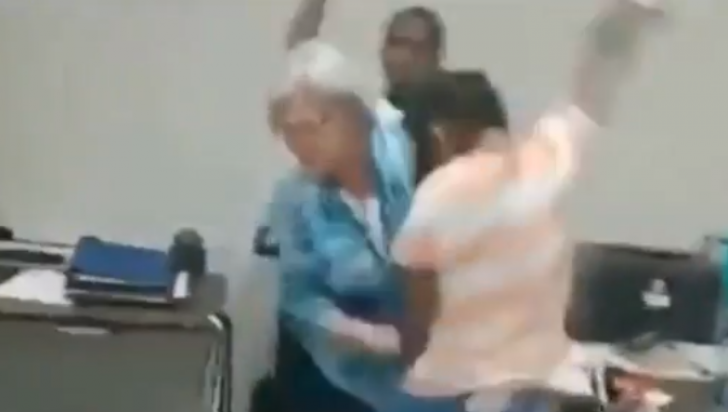 Video șocant! Profesoară lovită și îmbrâncită de două eleve