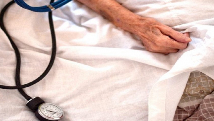 Soluţia ministrului Sănătăţii pentru bătrânii care "blochează paturile din spital"