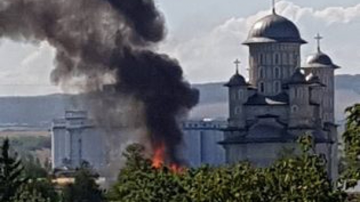GALERIE FOTO. O biserică din România, în flăcări