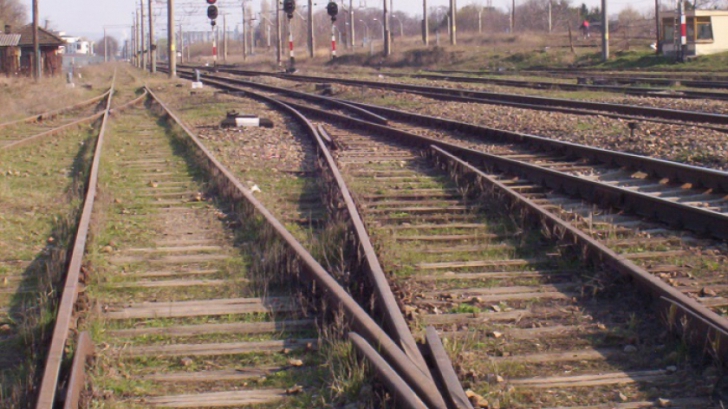 Tragedie pe calea ferată, lângă București! Un tânăr s-a aruncat în faţa trenului