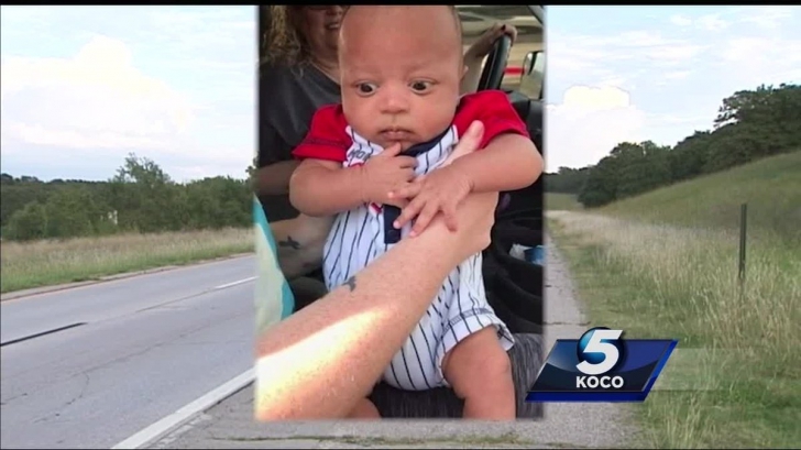 A găsit o maşină plină cu bani şi un bebeluş abandonat, pe marginea drumului: E ca-n filme, dar real