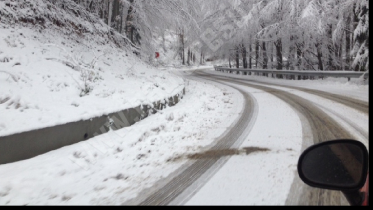Zăpadă de 1 metru în România! 16 tone de material antiderapant pe șosele
