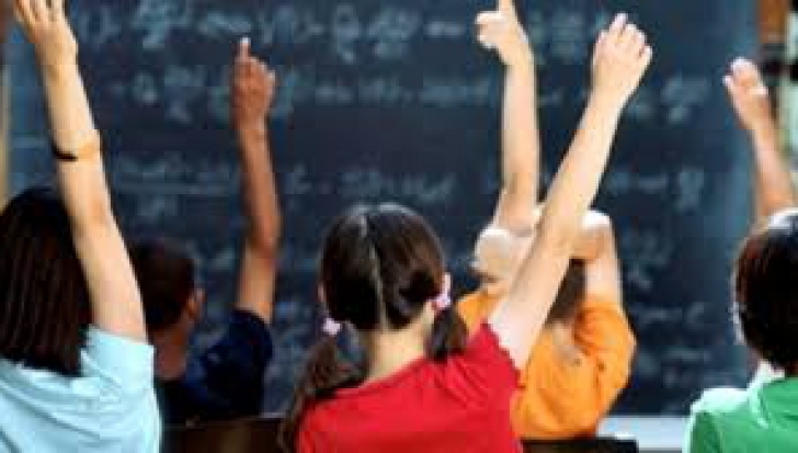 Ministerul Educaţiei îi consultă pe elevi și părinți privind structura anului şcolar 2018-2019