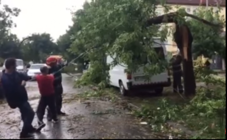 Două drumuri naționale și două sectoare de cale ferate sunt închise, din cauza furtunii