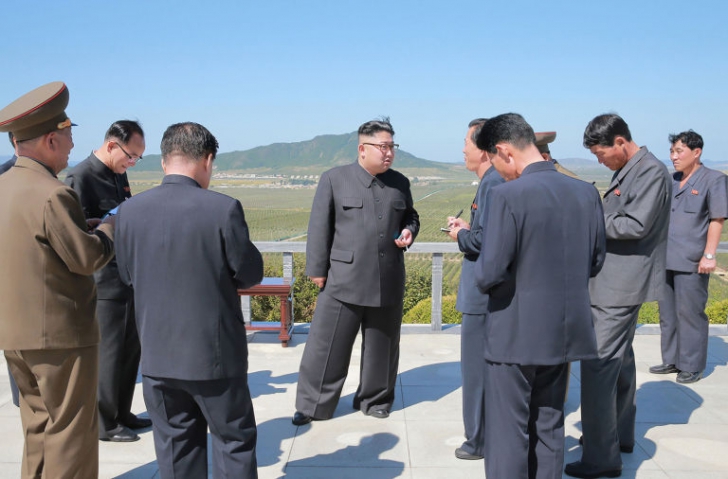 Fotografiile cu liderul nord-coreean care şochează lumea: Kim Jong-Un, victima unei mode bizare
