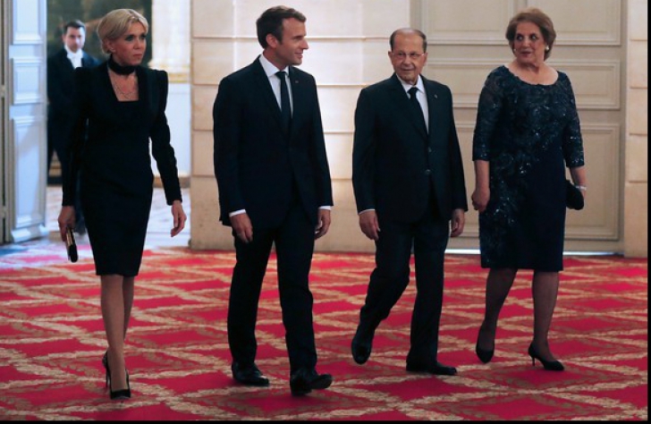 Brigitte Macron şi-a schimbat stilul vestimentar. Prima doamnă a Franţei, extrem de elegantă!