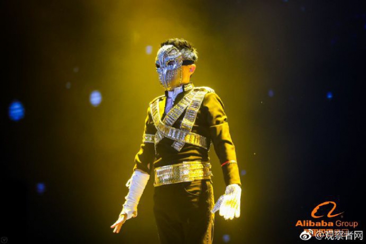 Cel mai BOGAT om din Asia şi-a întâmpinat 40.000 de angajaţi dansând ca Michael Jackson 