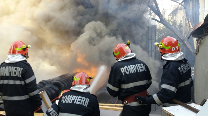 Incendiu la un cămin de bătrâni din București. Un mort, mai mulți răniți. Dosar penal la Parchet
