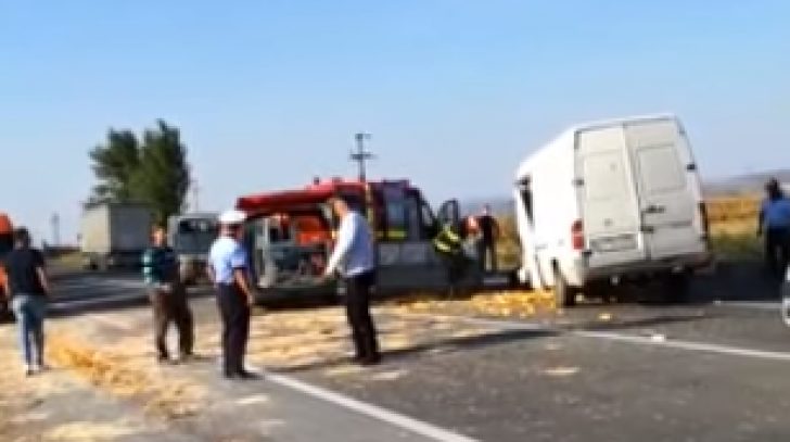 Accident mortal în Vrancea! Impact violent între un microbuz și o mașină încărcată cu porumb