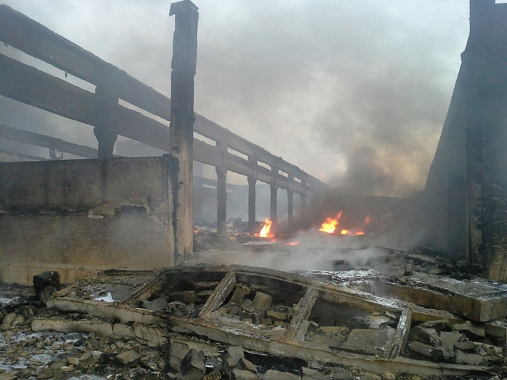 GALERIE FOTO. Imagini apocaliptice, după incendiul violent care a cuprins o fabrică din vestul ţării