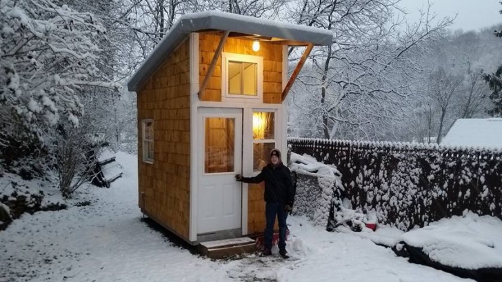 Și-a construit singur locuința la care visa. Imagini de poveste din casa care costă cât un telefon 