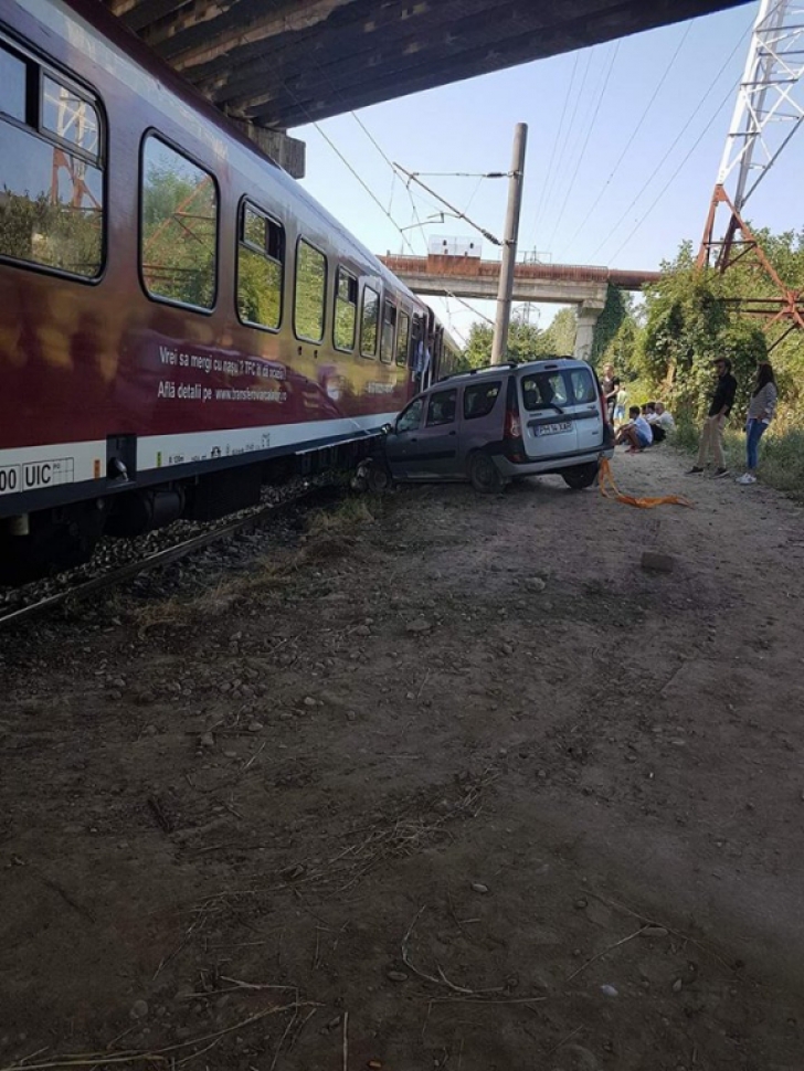 Accident stupid de tren la Ploiești. A vrut să traverseze calea ferată și s-a blocat pe șine