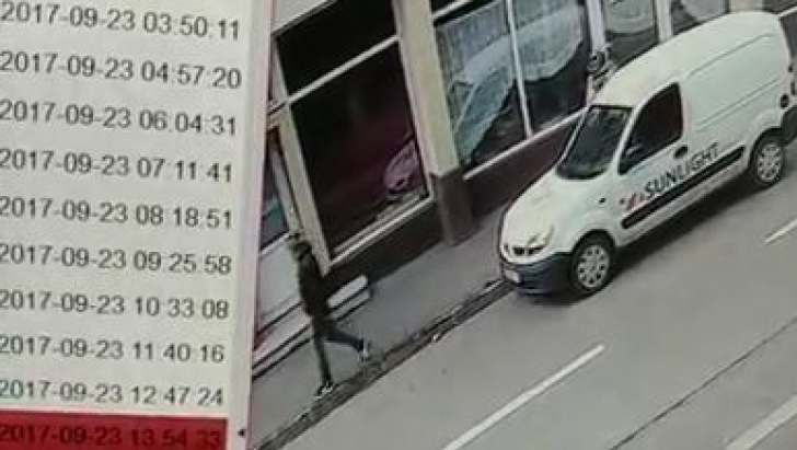 VIDEO. Proprietarul unei maşini disperat, după ce i-a fost spartă maşina