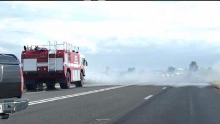 Mașină cuprinsă de flăcări în apropiere de aeroportul din Constanța