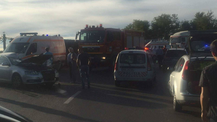 Accident grav în Vâlcea: 3 răniţi grav! Un TIR s-a răsturnat peste două maşini