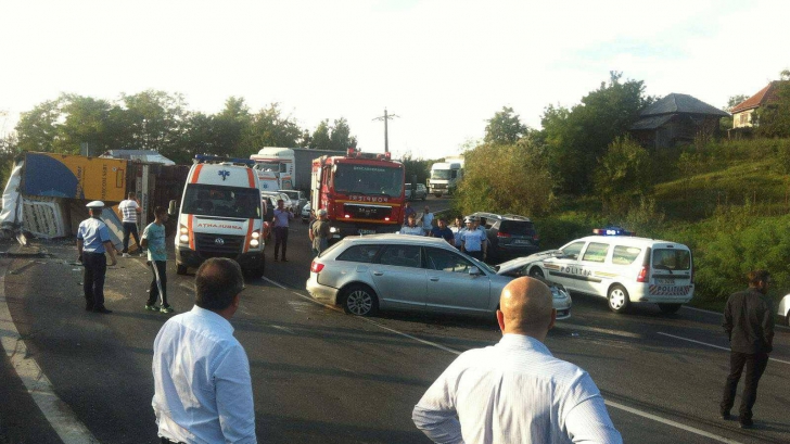 Accident grav în Vâlcea: 3 răniţi grav! Un TIR s-a răsturnat peste două maşini
