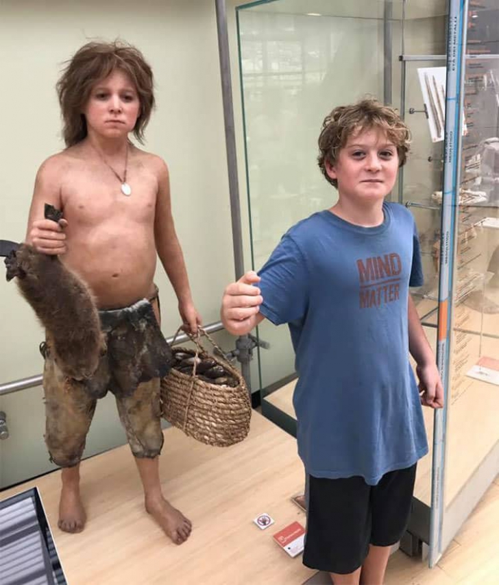 Au intrat în muzeu şi au avut un şoc: şi-au descoperit SOSIILE. Cele mai haioase fotografii!