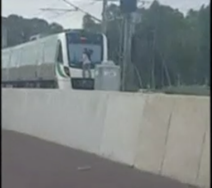 A mers agățat de tren la 110 km/h(IMAGINI ȘOCANTE)