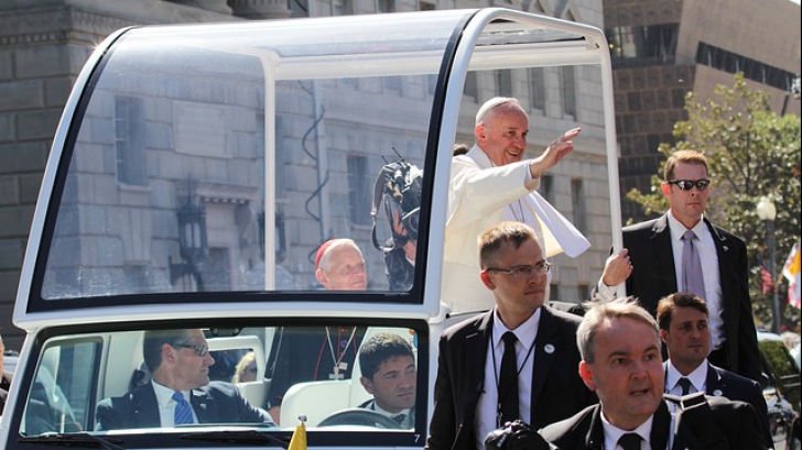 Avionul în care se află Papa Francisc și-a modificat ruta pentru a evita uraganul Irma