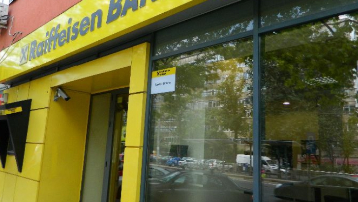 Raiffeisen Bank aduce bani scumpi în România. Cum este fentată plata impozitelor