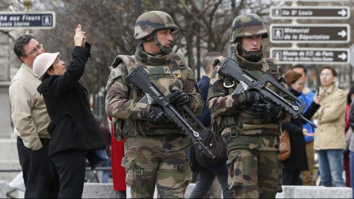 Un militar francez, atacat de un bărbat înarmat cu un cuțit, la Paris