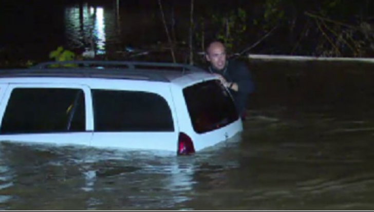 Maşină cu două persoane, blocată în apă, la Sinaia, după ce o stradă a fost inundată