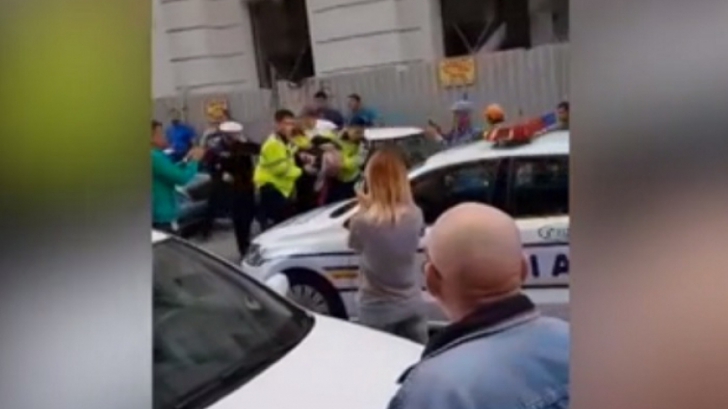 Imagini șocante surprinse în capitală! Un șofer a lovit cu mașina un poliţist 
