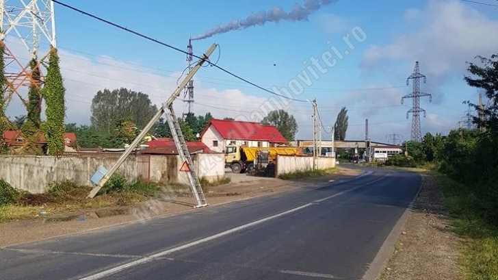 Imagini scandaloase! Stâlp de electricitate, sprijinit cu o scară în Dâmbovița
